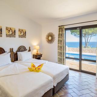 Algar Seco Parque | Carvoeiro, Algarve | villa 3 twin beds with yellow bow 