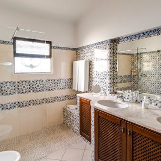 Algar Seco Parque | Carvoeiro, Algarve | V3 villa bathroom with shower and 2 sinks