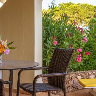 Algar Seco Parque | Carvoeiro, Algarve | T1 suite catrineta terrace with table and chairs