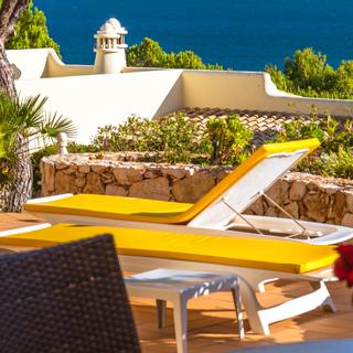 Algar Seco Parque | Carvoeiro, Algarve | T1 suite catrineta terrace with chairs, table and lounge chairs