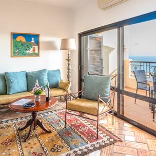 Algar Seco Parque | Carvoeiro, Algarve | t1 apartment sea view living room