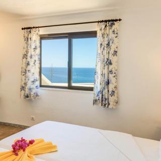Algar Seco Parque | Carvoeiro, Algarve | two bedroom bungalow bed with sea view