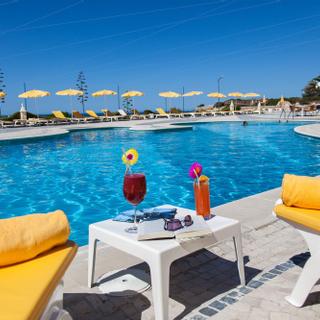 Algar Seco Parque | Carvoeiro, Algarve | drinks on table with pool