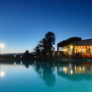 Algar Seco Parque | Carvoeiro, Algarve | abendstimmung am bistro und pool