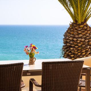 Algar Seco Parque | Carvoeiro, Algarve | varanda mobiliada com palmeira e vista mar