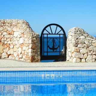 Algar Seco Parque | Carvoeiro, Algarve | entrada para a piscina com o mar no fundo