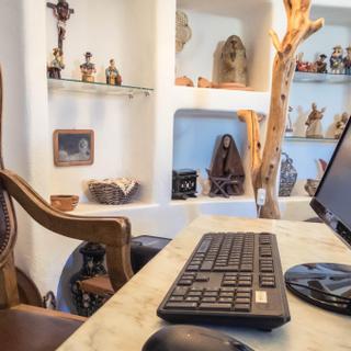 Algar Seco Parque | Carvoeiro, Algarve | cadeira de curo com mesa de marmore e computador