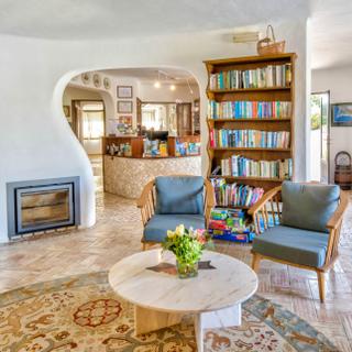 Algar Seco Parque | Carvoeiro, Algarve | lobby com sofas e livros na rececao