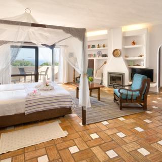 Algar Seco Parque | Carvoeiro, Algarve | t0 cama com decoracao romantica lareira e vista mar