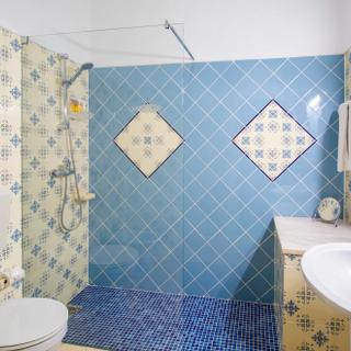 Algar Seco Parque | Carvoeiro, Algarve | t1 casa de banho com duche enorme, wc, lavatorio e janela