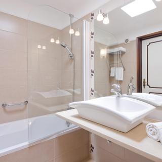Algar Seco Parque | Carvoeiro, Algarve | T1 bungalow bathroom sink and shower
