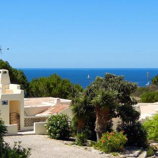 Algar Seco Parque | Carvoeiro, Algarve | bungalow t1 entrada com muitas plantas e vista para o mar