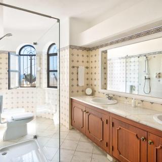 Algar Seco Parque | Carvoeiro, Algarve | catrineta bathroom with shower and sinks