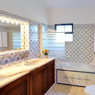 Algar Seco Parque | Carvoeiro, Algarve | bathroom with handpainted tiles