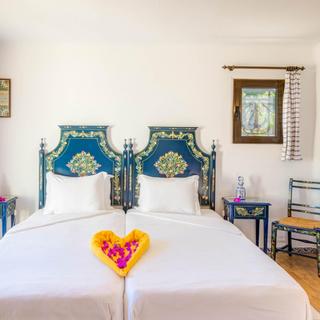 Algar Seco Parque | Carvoeiro, Algarve | villa 3 twin beds with blue and yellow headboards