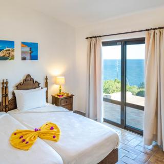 Algar Seco Parque | Carvoeiro, Algarve | V3 villa schlafzimmer mit meer- und poolblick