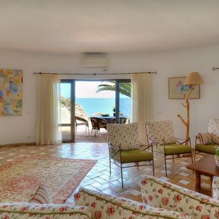 Algar Seco Parque | Carvoeiro, Algarve | Villa 3 living room with couch and chairs