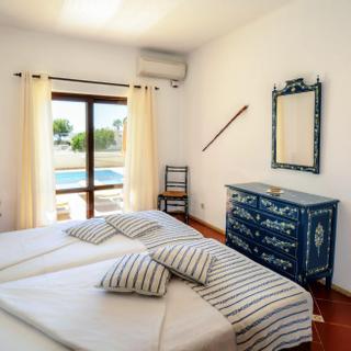 Algar Seco Parque | Carvoeiro, Algarve | V4 Schlafzimmer mit Blick zum Sueden und zum Pool
