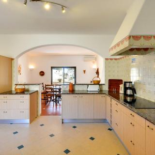 Algar Seco Parque | Carvoeiro, Algarve | view of villa 4 kitchen with brown finishing's and toaster
