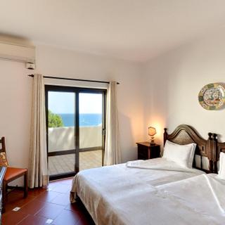 Algar Seco Parque | Carvoeiro, Algarve | villa 5 bedroom with wooden headboards