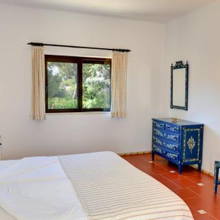 Algar Seco Parque | Carvoeiro, Algarve | v5 villa schlafzimmer mit handbemalten moebeln
