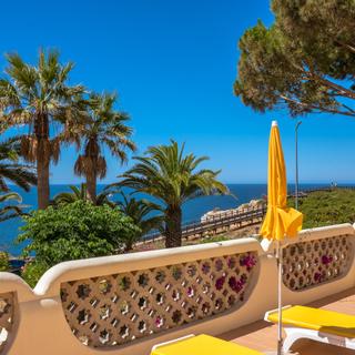 Algar Seco Parque | Carvoeiro, Algarve | T2 bungalow terrace with 2 lounge chairs