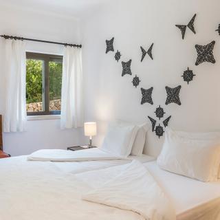 Algar Seco Parque | Carvoeiro, Algarve | catrineta suite schlafzimmer mit wanddeko