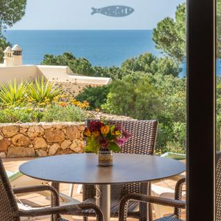 Algar Seco Parque | Carvoeiro, Algarve | catrineta suite ausblick wohnzimmer auf terrasse garten und meer