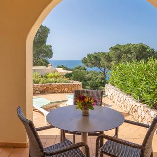 Algar Seco Parque | Carvoeiro, Algarve | catrineta suite terrasse mit garten und meerblick