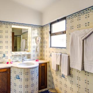 Algar Seco Parque | Carvoeiro, Algarve | V3 villa bathroom with sink and shower
