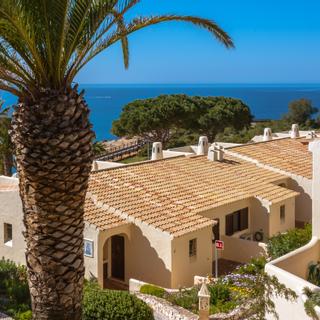 Algar Seco Parque | Carvoeiro, Algarve | blick von den appartements auf die bungalows und das meer