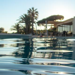Algar Seco Parque | Carvoeiro, Algarve | piscina e bistro anoitecer