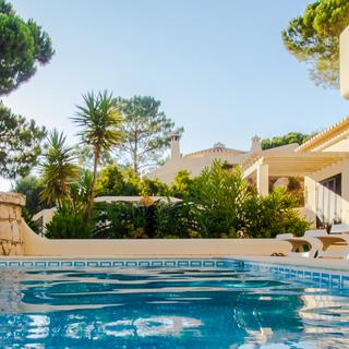 Algar Seco Parque | Carvoeiro, Algarve | V4 villa pool and entrance view