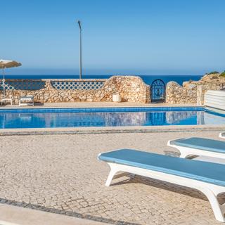 Algar Seco Parque | Carvoeiro, Algarve | heatable pool sun loungers and umbrellas