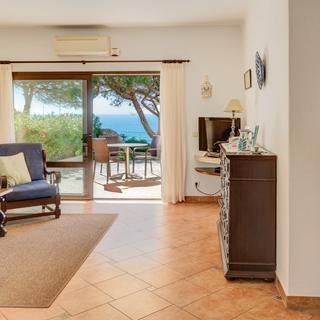 Algar Seco Parque | Carvoeiro, Algarve | T1 bungalow living room facing south
