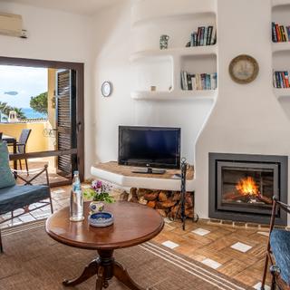 Algar Seco Parque | Carvoeiro, Algarve | apartment wohnzimmer mit gemuetlichem kaminfeuer