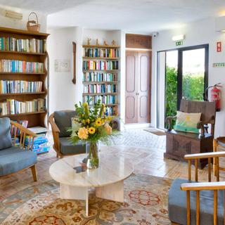 Algar Seco Parque | Carvoeiro, Algarve | lobby mit sitzgruppe und buecherregalen