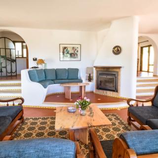 Algar Seco Parque | Carvoeiro, Algarve | V4 villa living room with fireplace
